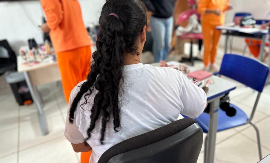 Iniciativa do Governo do Estado leva capacitação em beleza e empreendedorismo a 90 apenadas em Piraquara