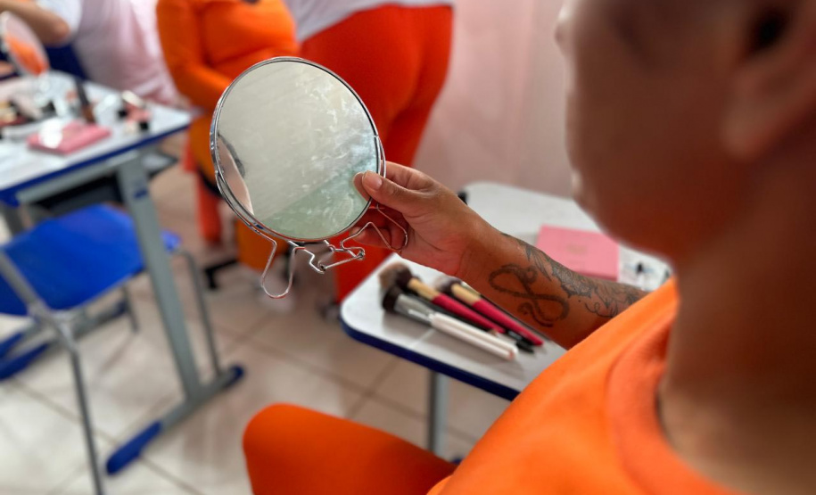 Iniciativa do Governo do Estado leva capacitação em beleza e empreendedorismo a 90 apenadas em Piraquara