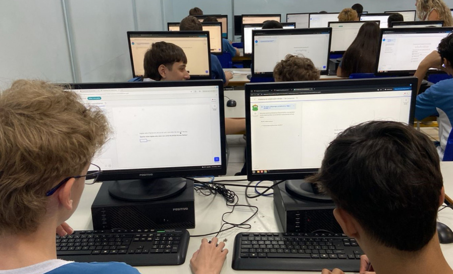 SEED - Alunos de Francisco Beltrão são os primeiros do Brasil a testar nova ferramenta para o ensino de Matemática