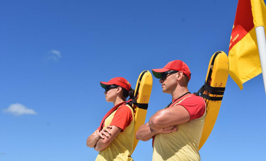 Bombeiros reforçam segurança para shows do Verão Maior Paraná na Ilha do Mel e orientam banhistas