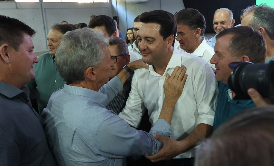 Ratinho Junior anuncia contorno e novo trevo em Santa Helena, além de R$ 59 milhões para estradas rurais no Oeste