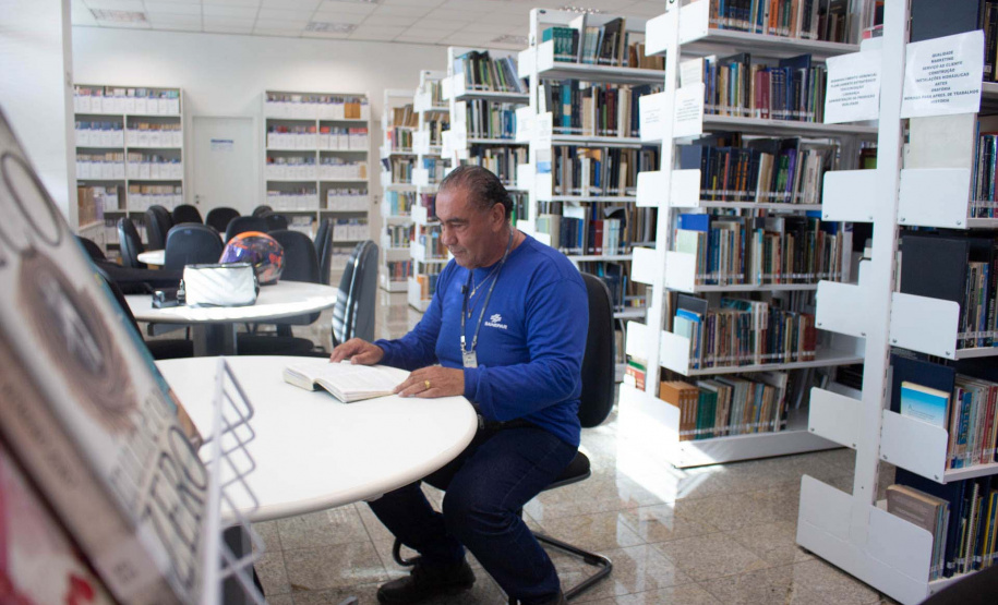 Biblioteca da Sanepar impulsiona hábito da leitura entre empregados por todo o Paraná