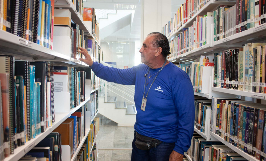Biblioteca da Sanepar impulsiona hábito da leitura entre empregados por todo o Paraná