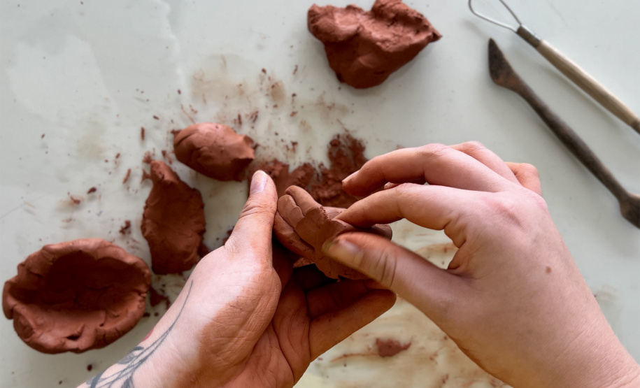 MON promove oficina de modelagem em argila no mês de abril