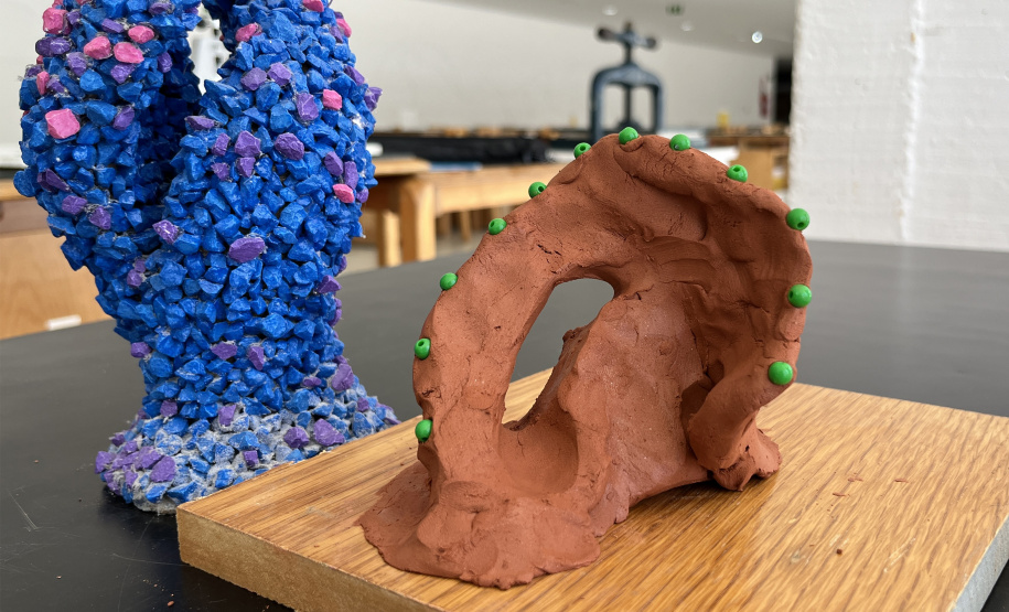 MON promove oficina de modelagem em argila no mês de abril