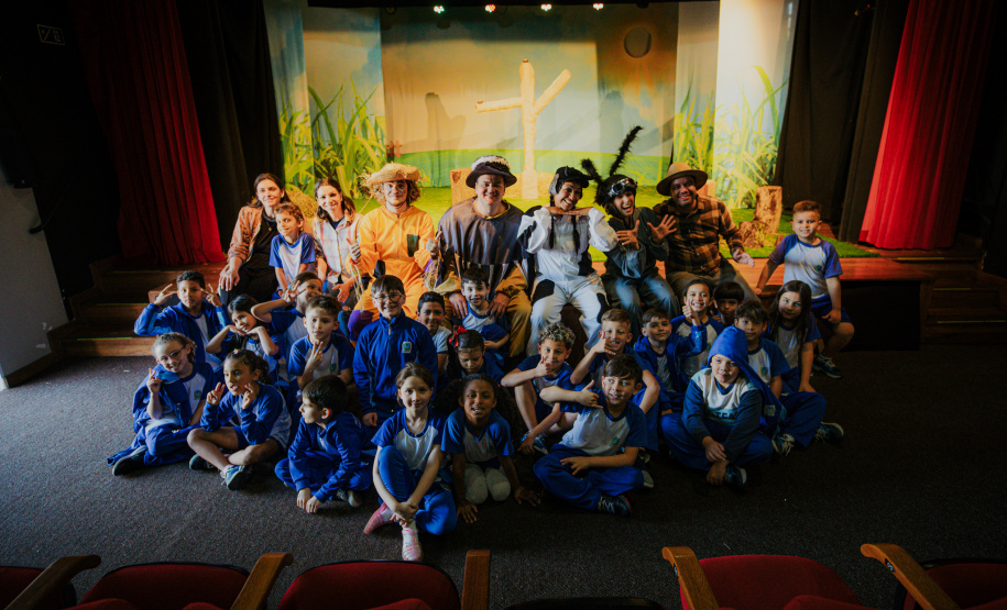 Programa Crianças no Teatro volta a circular levando cultura de graça pelo interior do Paraná; confira as cidades