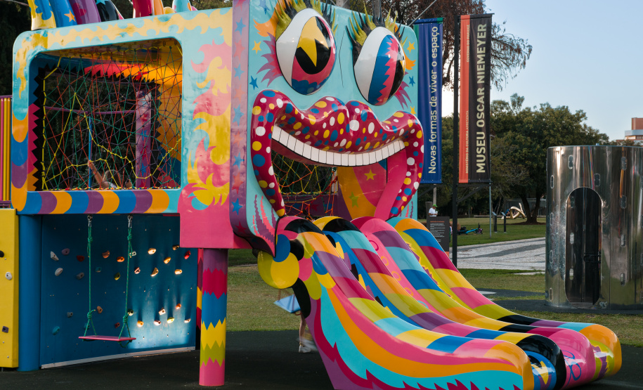 MON inaugura obra do artista avaf e convida o público a uma caça às artes na área externa do Museu