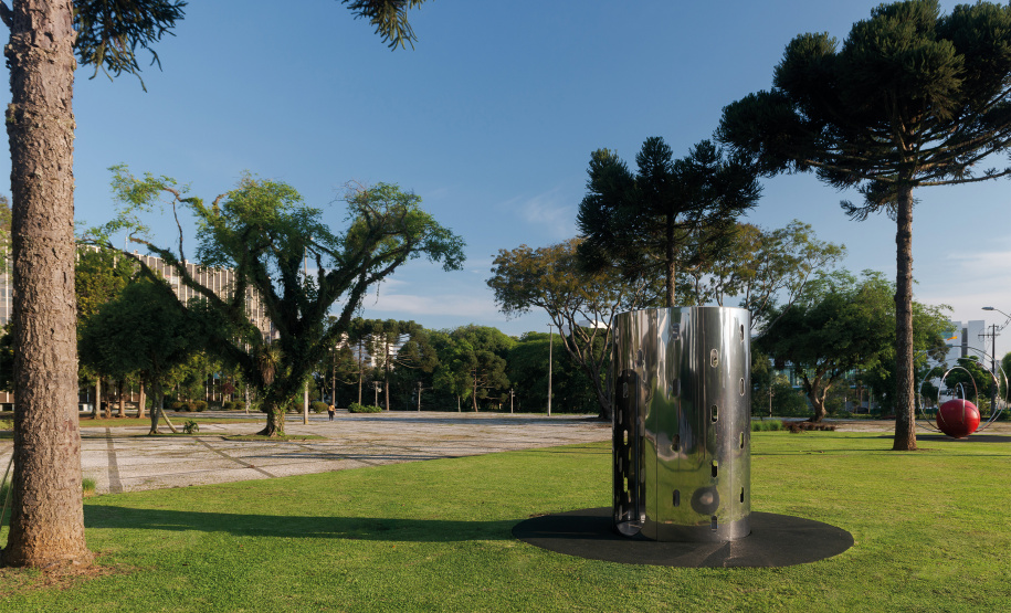 MON inaugura obra do artista avaf e convida o público a uma caça às artes na área externa do Museu