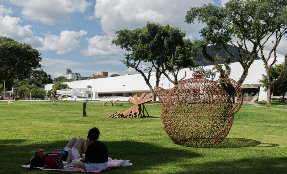 MON inaugura obra do artista avaf e convida o público a uma caça às artes na área externa do Museu