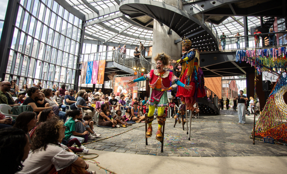 VIAJE PARANÁ - Festival de Curitiba movimentou economia, empregos, hotéis e serviços do turismo paranaense