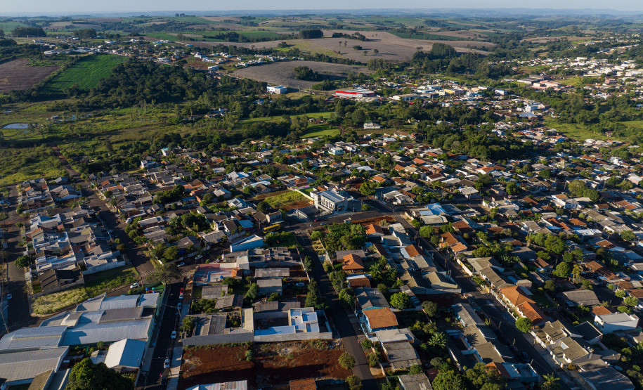 Governador anuncia R$ 35,9 milhões para infraestrutura urbana e rural de Ivaiporã
