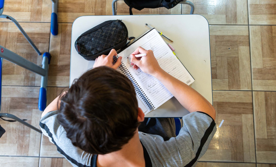 Alunos da rede estadual podem se inscrever no programa Jovem Senador até sexta