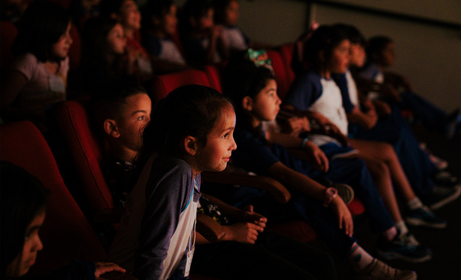 Programa Crianças no Teatro volta a circular levando cultura de graça pelo interior do Paraná; confira as cidades