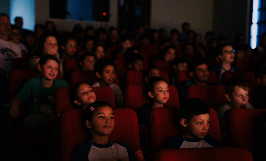 Programa Crianças no Teatro volta a circular levando cultura de graça pelo interior do Paraná; confira as cidades
