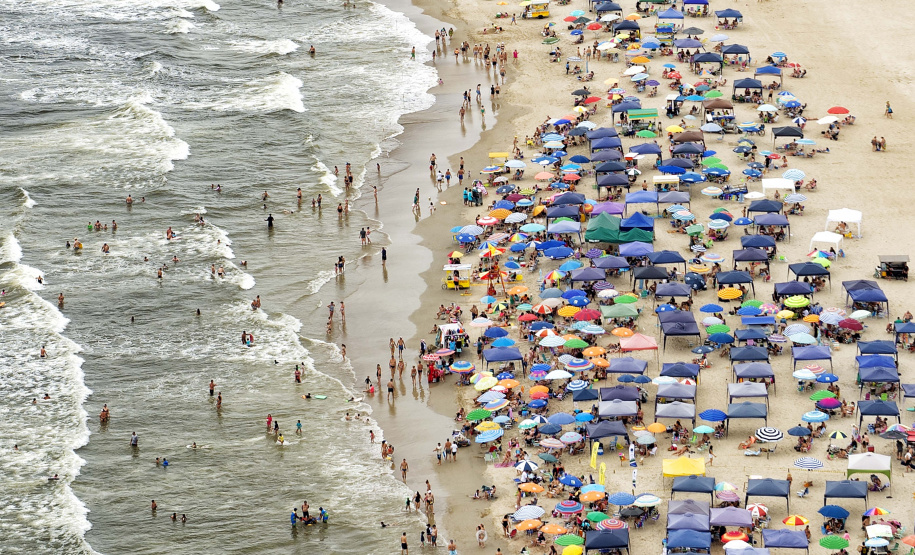 Temporada 2025/2026 do Verão Maior Paraná movimentou R$ 337,9 milhões em licenciamentos ambientais nos sete municípios do Litoral.