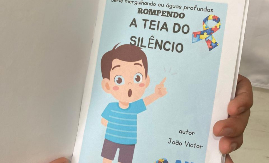 Aluno com autismo transforma vivência em livro e dá voz à inclusão na rede estadual