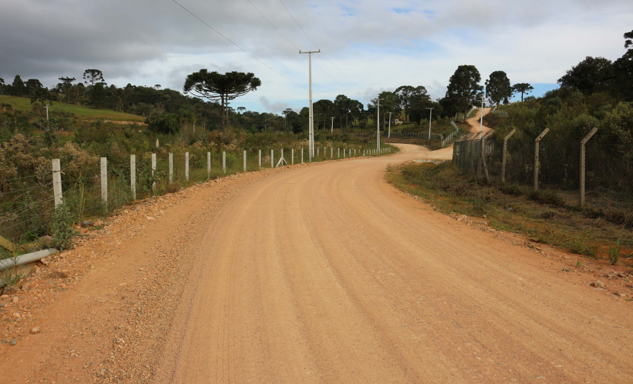 Sanepar entrega novas estradas rurais para atender população no entorno do Miringuava