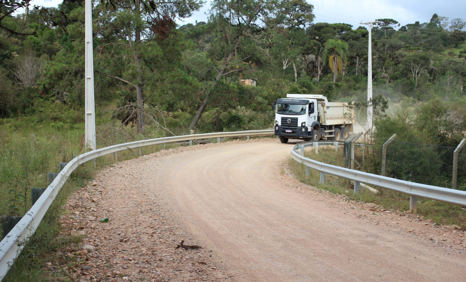Sanepar entrega novas estradas rurais para atender população no entorno do Miringuava