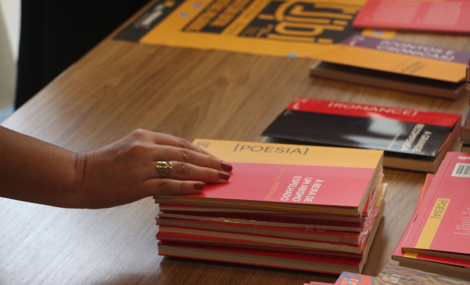 SEEC - Biblioteca Pública do Paraná participa de festa literária da OAB Paraná com distribuição gratuita de livros