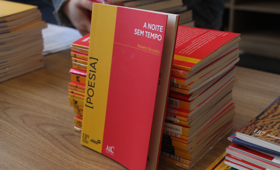 SEEC - Biblioteca Pública do Paraná participa de festa literária da OAB Paraná com distribuição gratuita de livros