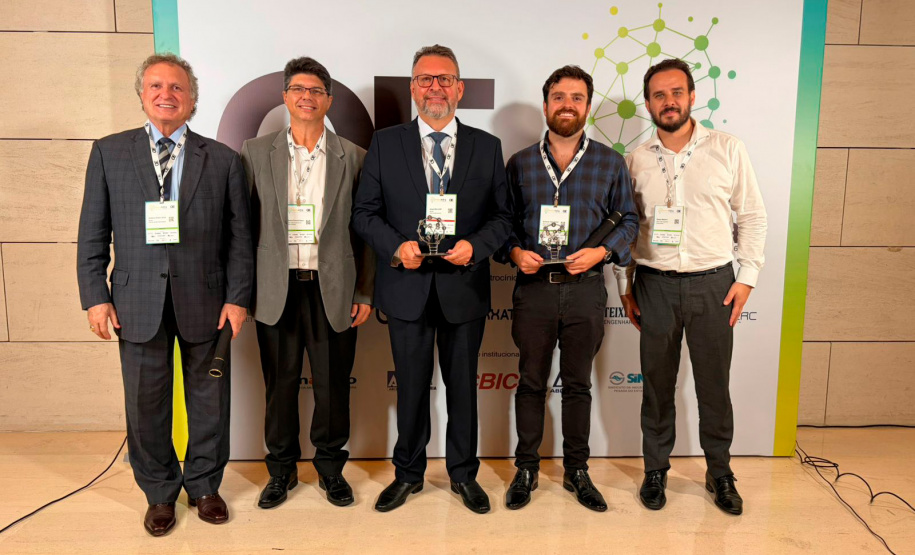 Na foto, Wilson Bley Lipski (Presidente da Sanepar), Guilherme Goetze (Gerente de Contrato da obra ETE CIC Xisto), Marcelo Bueno (Diretor GEL), Rubens Mascarin (Diretor ACQUA) e Anatalicio Risden Junior (Diretor de Inovação e Novos Negócios da Sanepar)