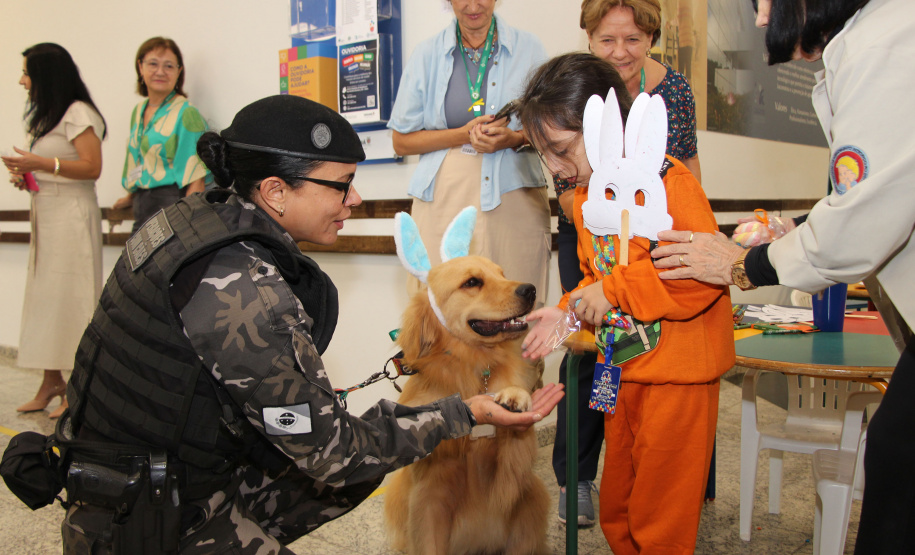 SESA - Hospital de Reabilitação inicia projeto de terapia com cães da Polícia Militar