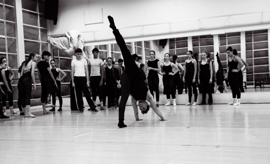 TEATRO GUAIRA - Aula com bailarino do Grupo Corpo amplia formação de alunos da Escola de Dança Teatro Guaíra