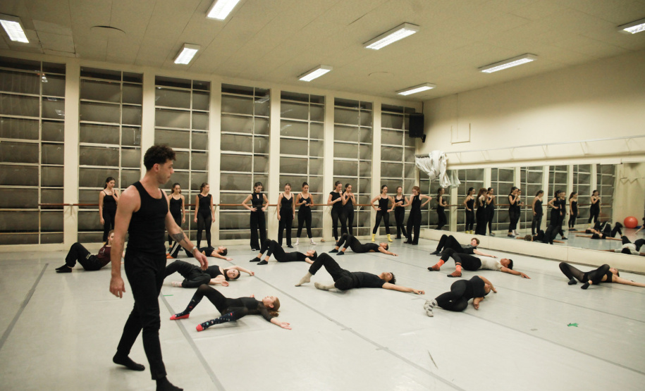 TEATRO GUAIRA - Aula com bailarino do Grupo Corpo amplia formação de alunos da Escola de Dança Teatro Guaíra