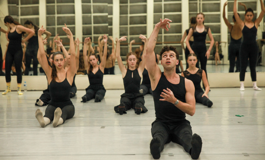 TEATRO GUAIRA - Aula com bailarino do Grupo Corpo amplia formação de alunos da Escola de Dança Teatro Guaíra
