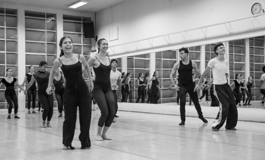 TEATRO GUAIRA - Aula com bailarino do Grupo Corpo amplia formação de alunos da Escola de Dança Teatro Guaíra