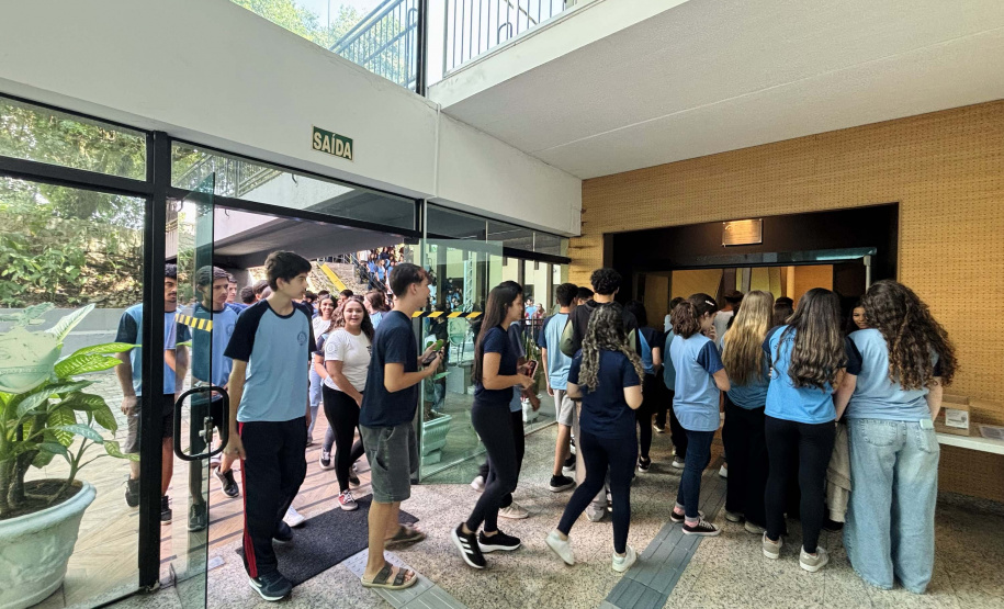 Alunos do Instituto de Educação de Paranaguá retornam às aulas presenciais