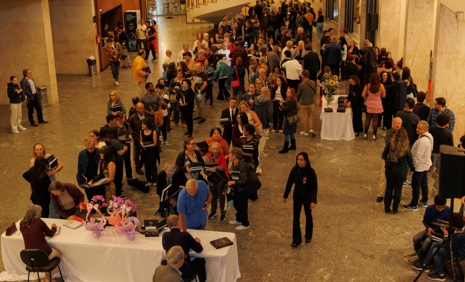 Lançamento de livro sobre os 40 anos da Orquestra reune mais de 500 pessoas no Centro Cultural Teatro Guaíra