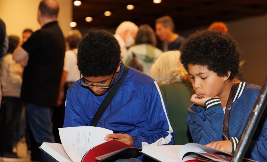 Lançamento de livro sobre os 40 anos da Orquestra reune mais de 500 pessoas no Centro Cultural Teatro Guaíra