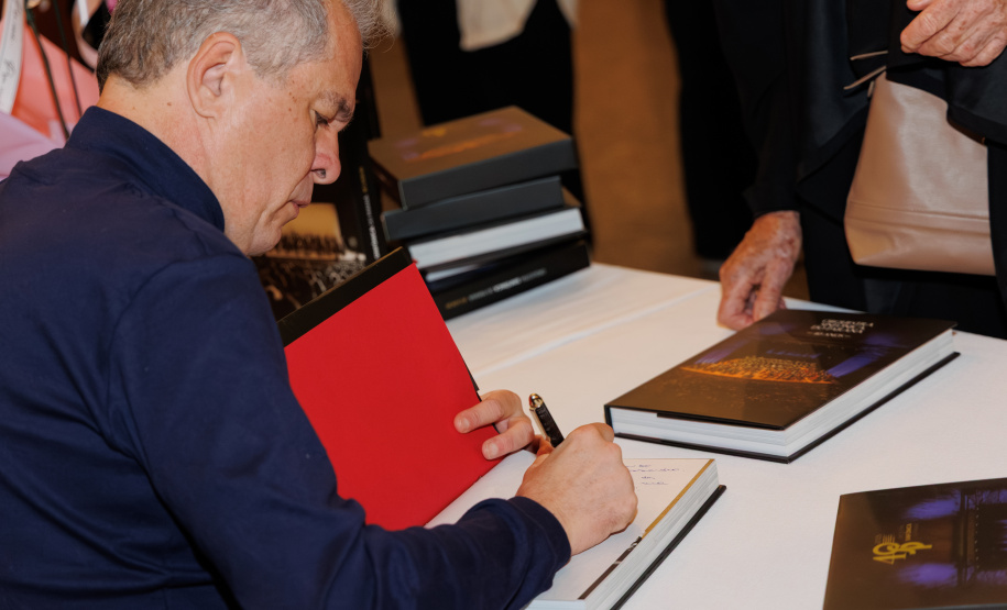 Lançamento de livro sobre os 40 anos da Orquestra reune mais de 500 pessoas no Centro Cultural Teatro Guaíra