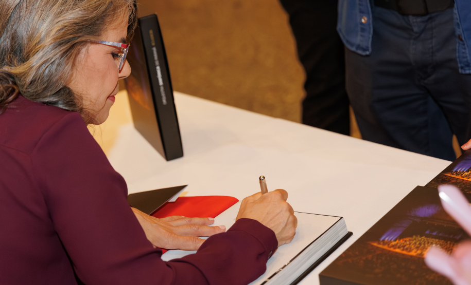 Lançamento de livro sobre os 40 anos da Orquestra reune mais de 500 pessoas no Centro Cultural Teatro Guaíra
