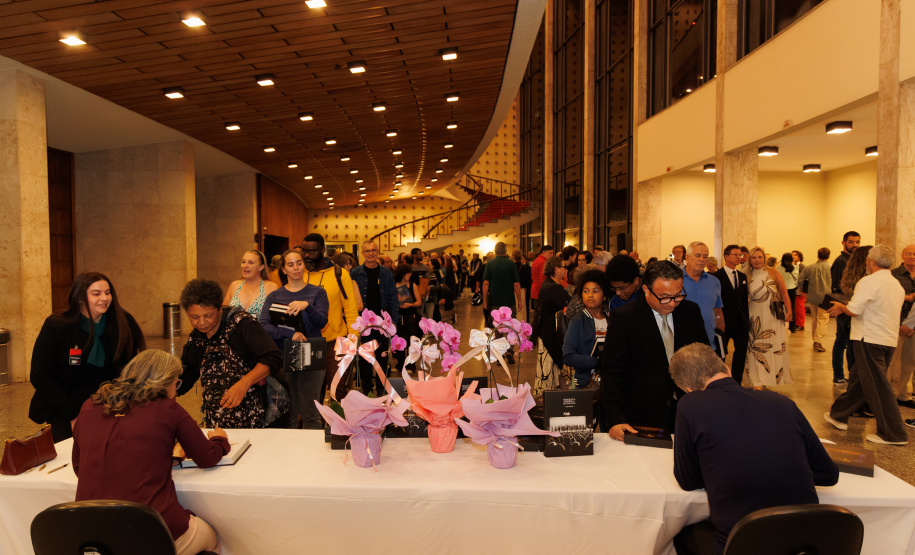 Lançamento de livro sobre os 40 anos da Orquestra reune mais de 500 pessoas no Centro Cultural Teatro Guaíra