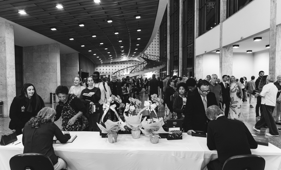 Lançamento de livro sobre os 40 anos da Orquestra reune mais de 500 pessoas no Centro Cultural Teatro Guaíra