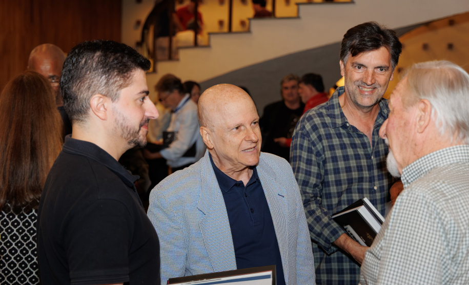 Lançamento de livro sobre os 40 anos da Orquestra reune mais de 500 pessoas no Centro Cultural Teatro Guaíra