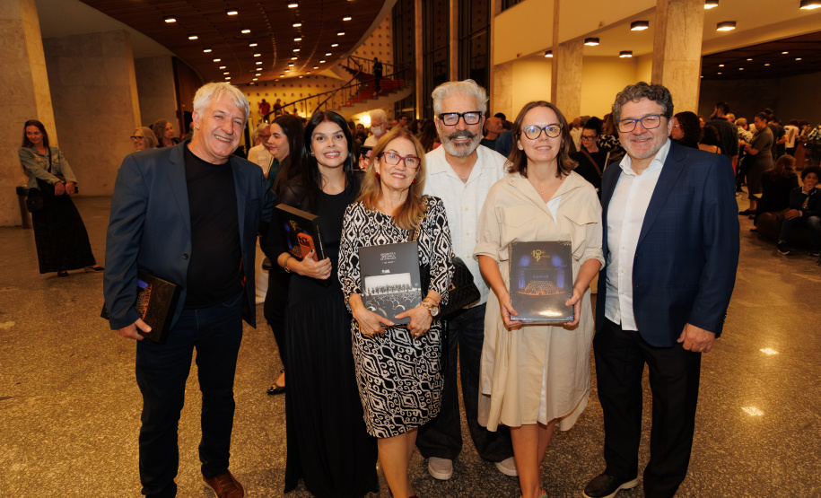 Lançamento de livro sobre os 40 anos da Orquestra reune mais de 500 pessoas no Centro Cultural Teatro Guaíra