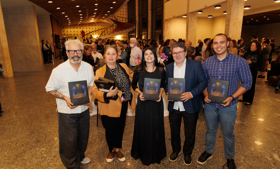 Lançamento de livro sobre os 40 anos da Orquestra reune mais de 500 pessoas no Centro Cultural Teatro Guaíra