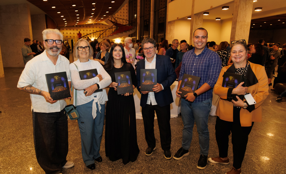Lançamento de livro sobre os 40 anos da Orquestra reune mais de 500 pessoas no Centro Cultural Teatro Guaíra