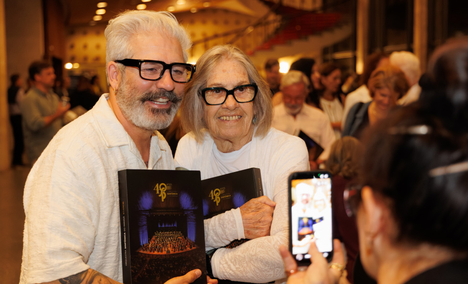 Lançamento de livro sobre os 40 anos da Orquestra reune mais de 500 pessoas no Centro Cultural Teatro Guaíra