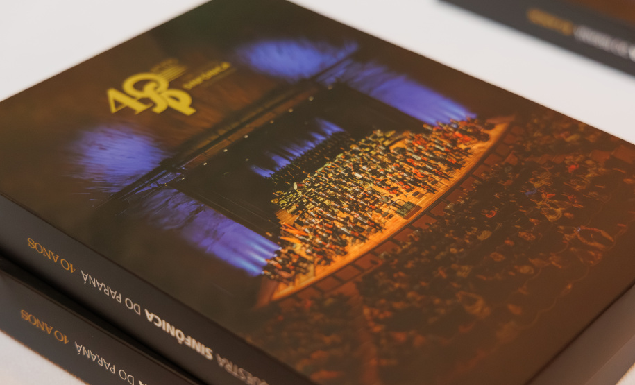 Lançamento de livro sobre os 40 anos da Orquestra reune mais de 500 pessoas no Centro Cultural Teatro Guaíra