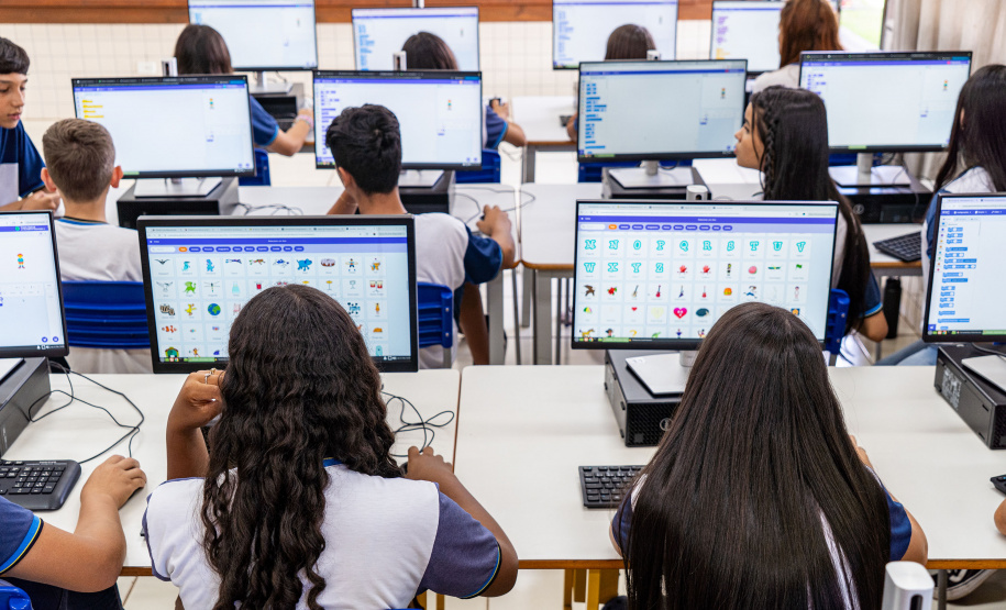 SEED - Paraná se antecipa ao novo PNE e já integra educação digital ao currículo