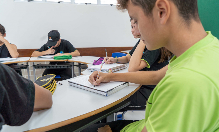 Alunos da rede estadual podem se inscrever no programa Jovem Senador até sexta