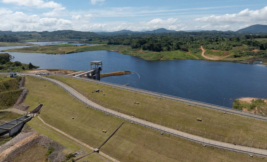 Sanepar usa drone e barco autônomo para garantir eficiência na represa do Miringuava