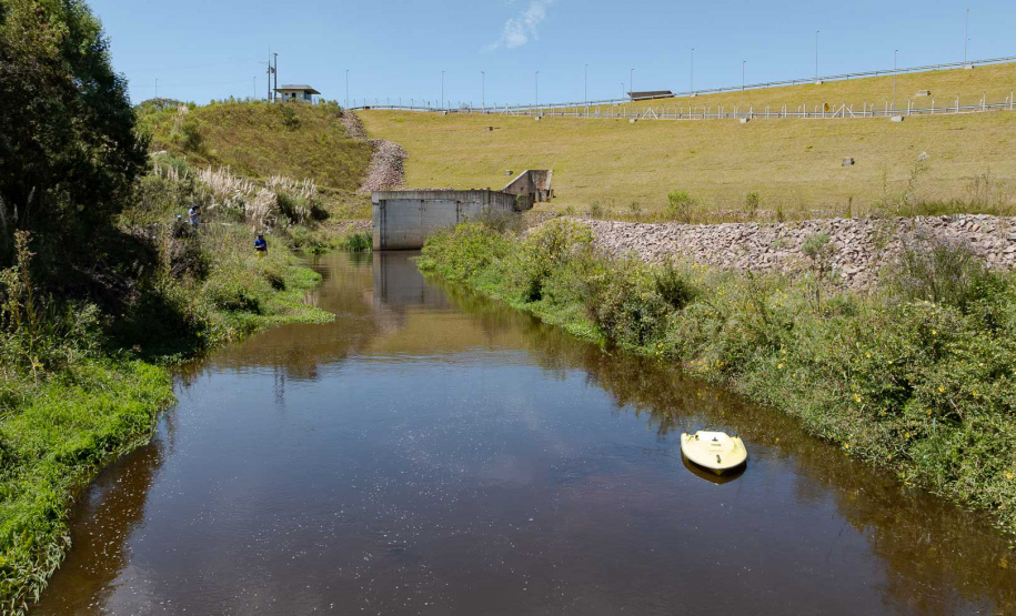 Sanepar usa drone e barco autônomo para garantir eficiência na represa do Miringuava