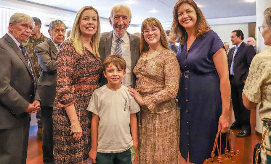 Darci Piana participa da troca de comando da 5ª Divisão de Exército, em Curitiba