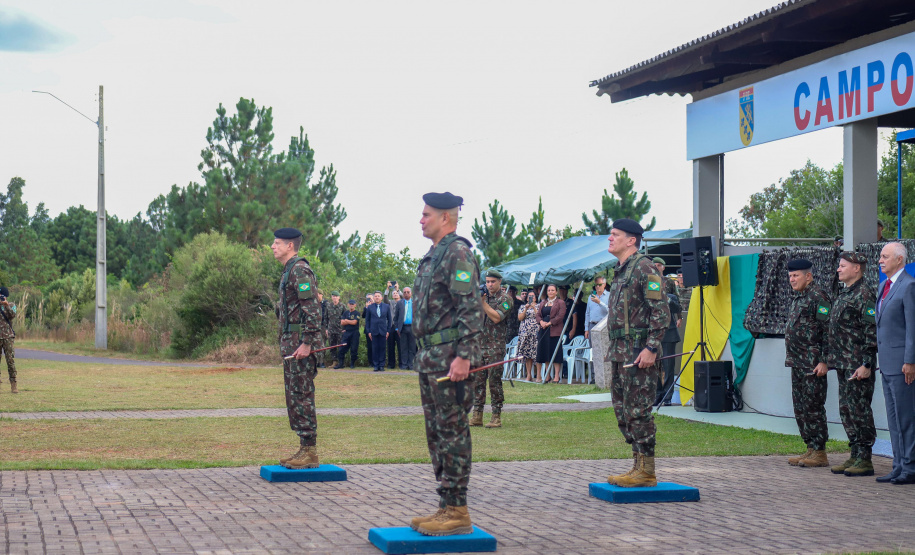 Darci Piana participa da troca de comando da 5ª Divisão de Exército, em Curitiba