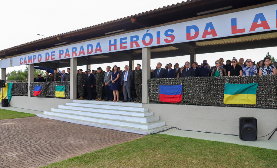 Darci Piana participa da troca de comando da 5ª Divisão de Exército, em Curitiba